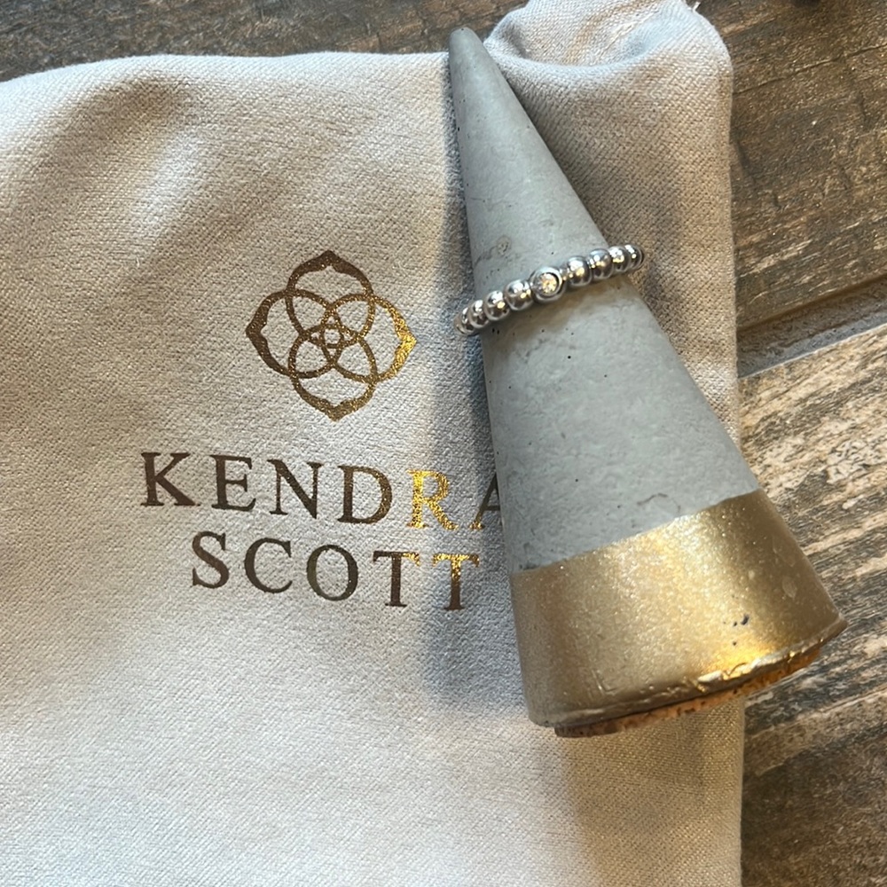 Kendra Scott Size 8 ring. Silver.